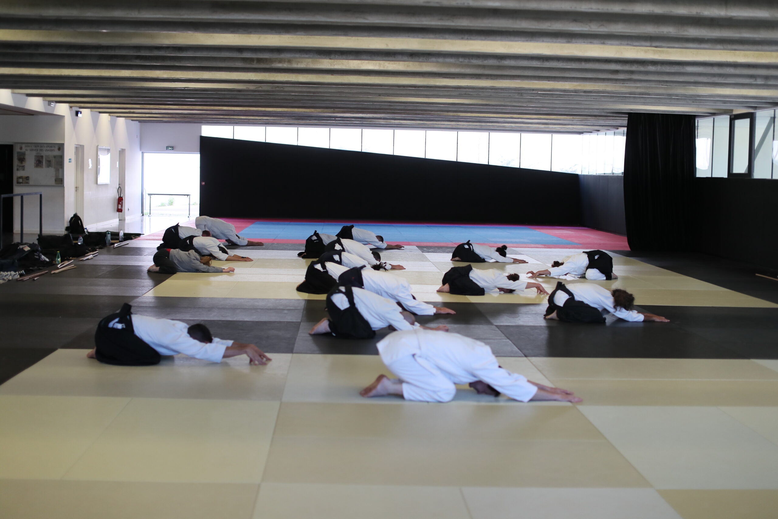 Pratiquants d'aïkido à l'échauffement pendant un stage à la Maison des arts de combats