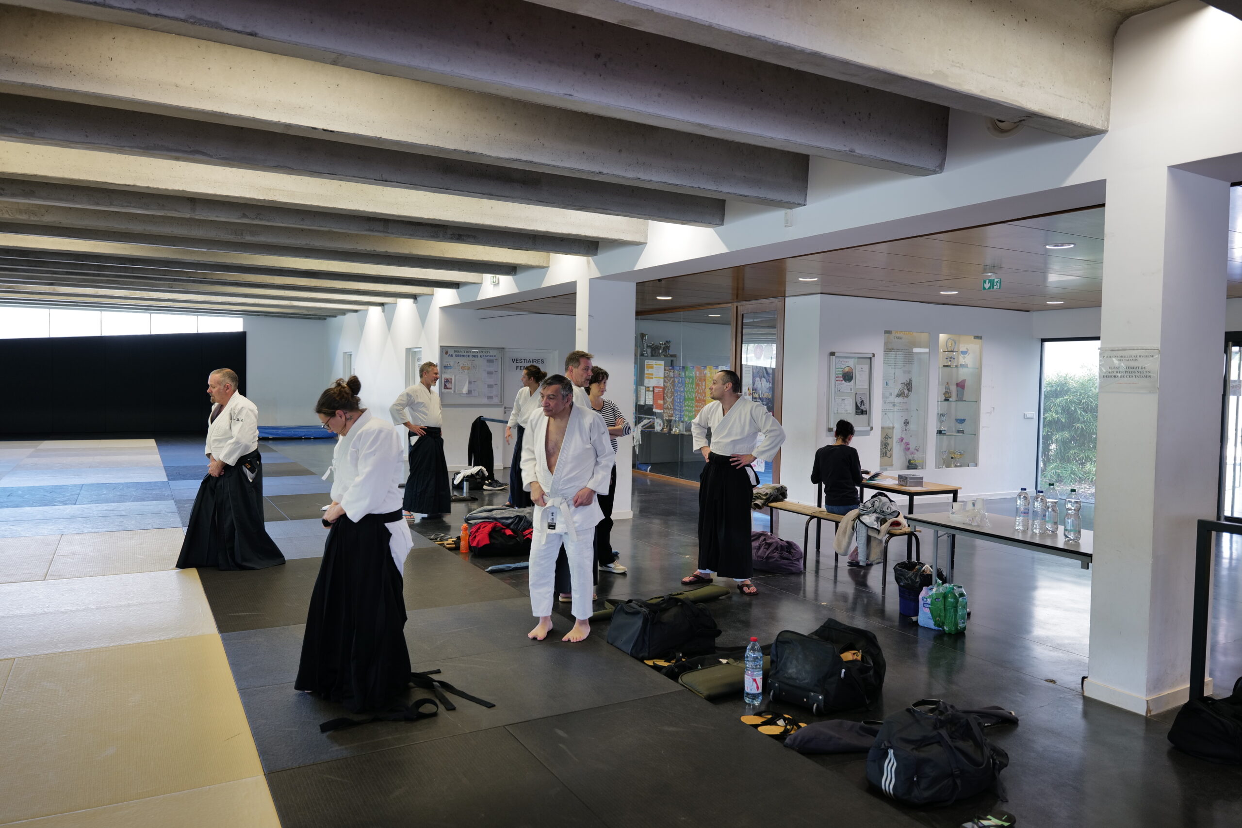 Pratiquants pendant un stage d’aïkido