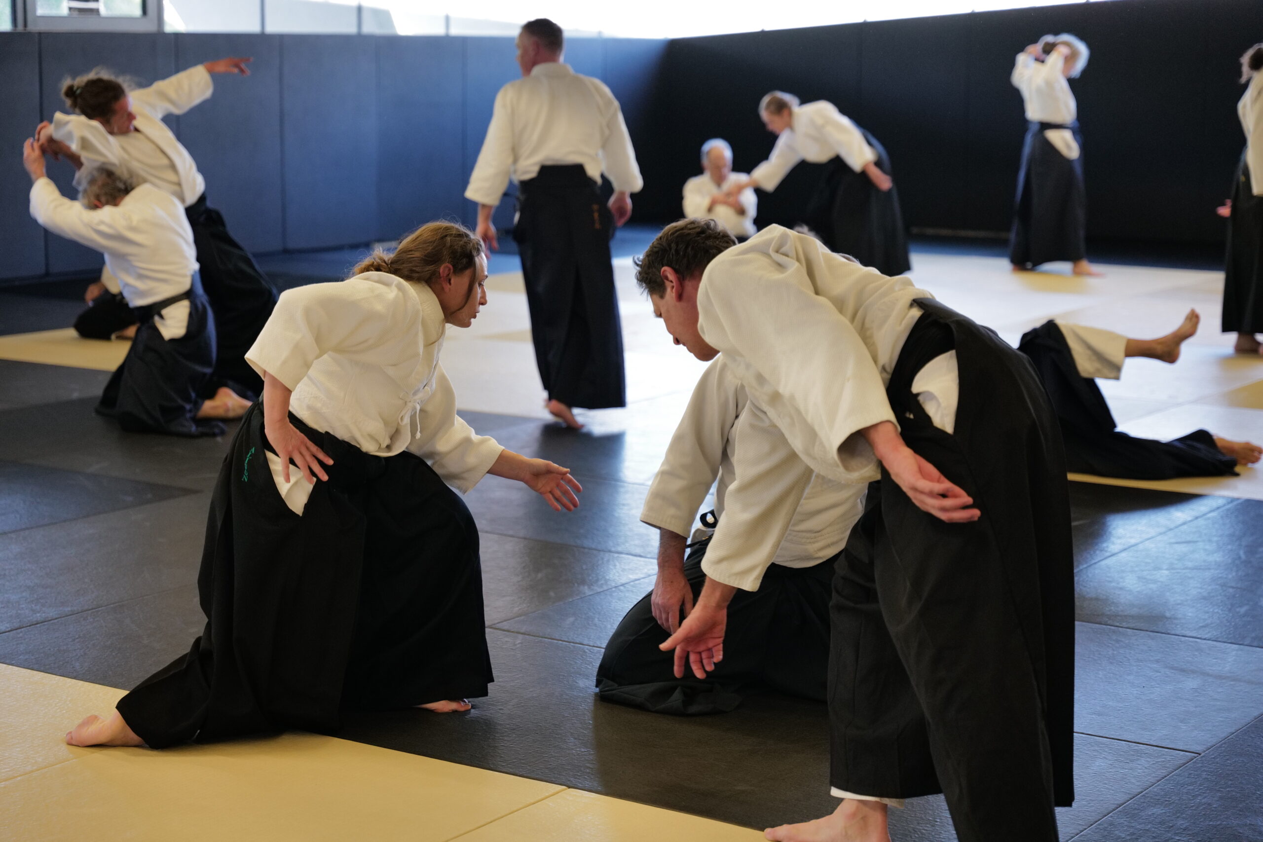 Pratiquants pendant un stage d’aïkido